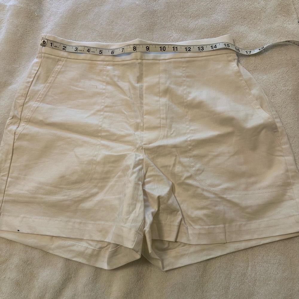 BANANA REPUBLIC LINEN PULL-ON 4” SHORT. White. Woman’s: US M.